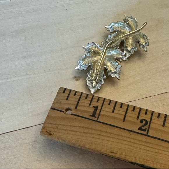 Two Toned Sarah Coventry Vintage Leaf Maple Fall Autumn Pin Brooch - Picture 10 of 10